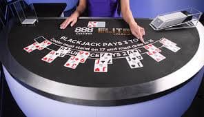 Pengguna Indonesia mengakses meja live casino kitaslot77 melalui smartphone dengan nyaman